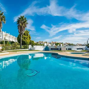Oura Beachside Retreat: Pool, Wi-fi & Location Albufeira